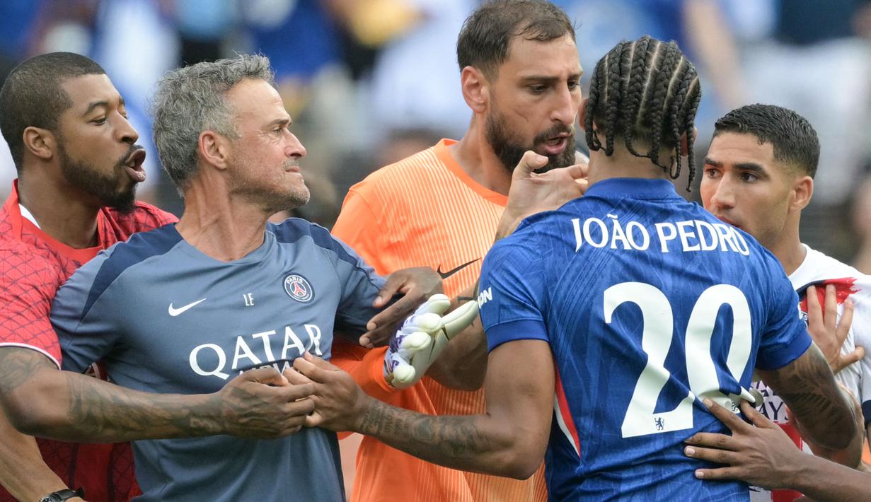 Pelatih PSG, Luis Enrique, tertangkap kamera menyerang pemain Chelsea, Joao Pedro, hingga terkapar di lapangan setelah laga final Piala Dunia Antarklub 2025. (AFP/Juan Mabromata)