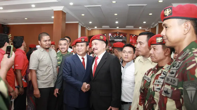 Presiden terpilih periode 2024-2029, Prabowo Subianto dan Brigjen TNI (Purn) Dr. dr. Robert M. Hutauruk, Sp.OT, M.M. FICS. (Foto: Tim Media Prabowo Subianto)