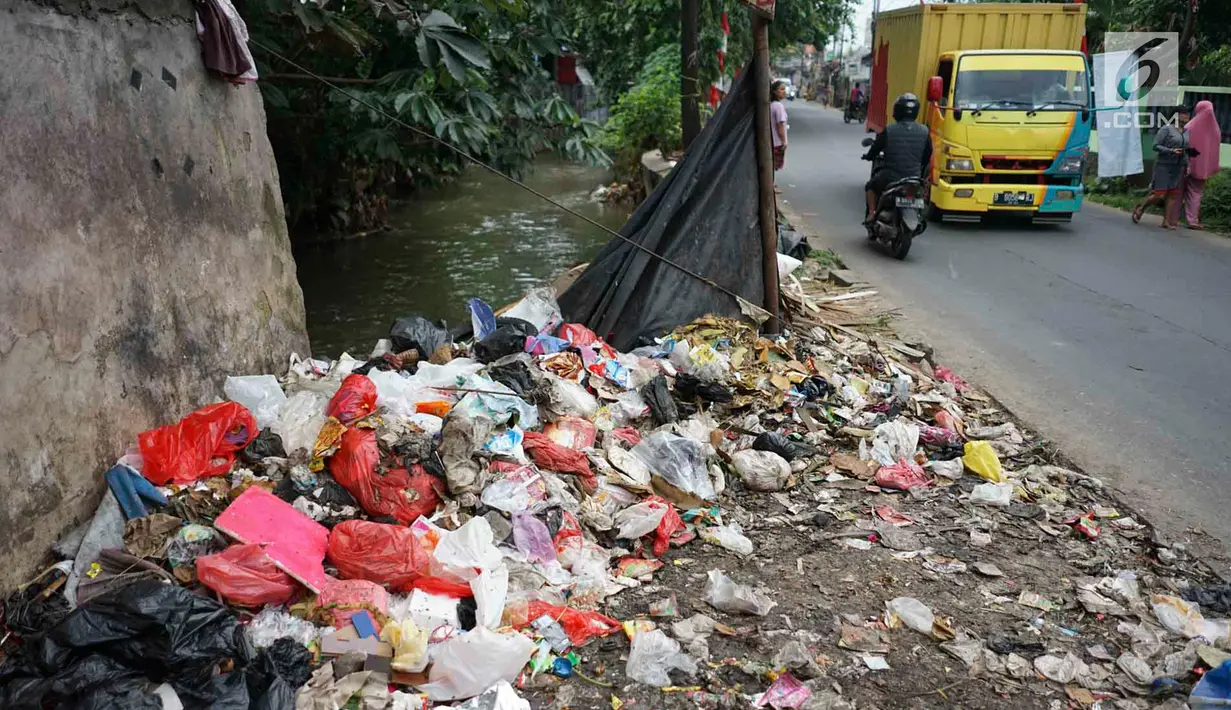 Tumpukan sampah rumah tangga mengotori Jalan Raya Tanah Baru di kawasan Depok, Jawa Barat, Rabu (15/5/2019). Kurangnya tempat penampungan membuat warga terpaksa membuang sampah di lokasi tersebut, meskipun menimbulkan bau tidak sedap serta mengotori jalan. (Liputan6.com/Immanuel Antonius)