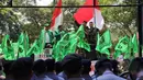 Aksi Ratusan kader PPP kubu Djan Faridz menuntut Menkumham Yasona Laoly agar segera mengeluarkan SK kepengurusan PPP versi Muktamar Jakarta yang sudah memenangkan di PTUN, Jakarta, Senin (16/3/2015). (Liputan6.com/Helmi Afandi)