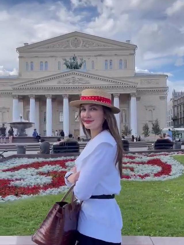 7 Potret Luna Maya yang Kini Liburan di Moscow Ini Tampil Curi Perhatian