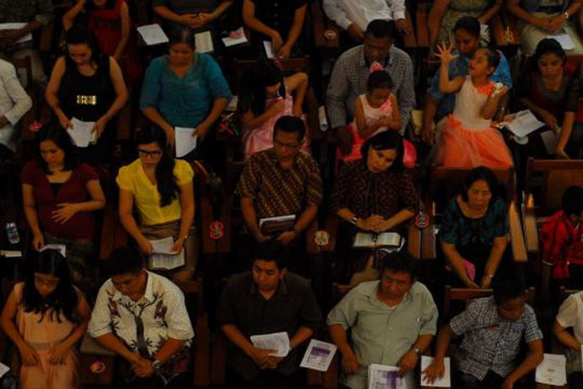 Umat Kristiani di Jakarta lakukan ibadah malam Natal