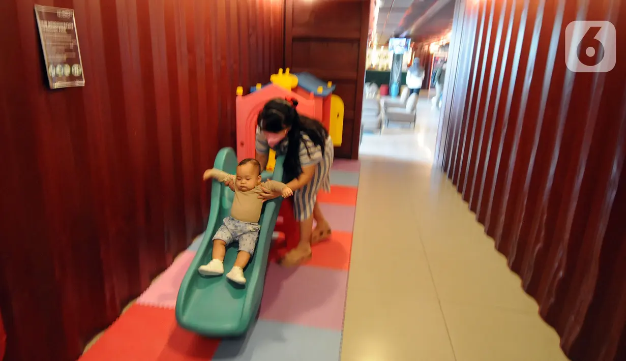 Tamu bermain di area permainan anak di Q Square Qubika Hotel, Serpong, Tangerang, Banten, Selasa (12/10/2021). Tarif menginap di Q Square Qubika Hotel sebesar Rp 400 ribu hingga Rp 1,2 juta per malam. (merdeka.com/Arie Basuki)