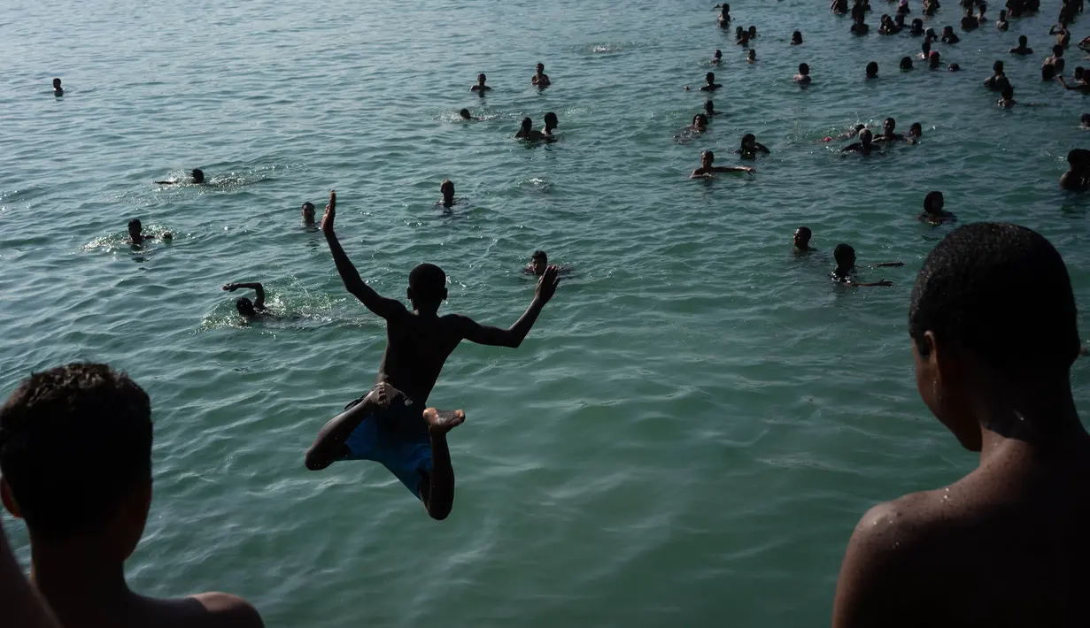 Gelombang panas melanda Rio de Janeiro, suhu mencapai 39,9 derajat Celcius. (Tercio Teixeira/AFP)