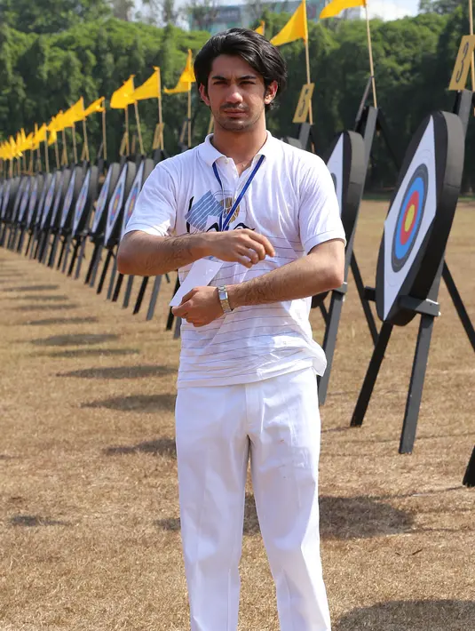 Di usianya yang terbilang muda, Reza Rahadian sudah banyak memperoleh prestasi. Salah satunya ialah penghargaan Pemeran Pria Terbaik FFI untuk film "Habibie & Ainun" (2013).