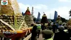 Upacara diawali dengan mengarak gunungan hasil bumi keliling Kota Banjarnegara. 