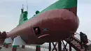 Pengunjung menaiki sebuah kapal selam Korea Utara yang dipamerkan di "Taman Unifikasi" tepi laut di Gangneung, Korea Selatan, (18/2). Pameran kapal selam ini diadakan dekat acara skating, hoki dan curling Olimpiade Pyeongchang 2018. (AP Photo/Johnson Lai)
