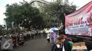 Petugas berjaga saat unjuk rasa menolak Basuki T Purnama pada Pilkada 2017 di Jakarta, Senin (29/8). Aksi dilakukan karena massa menilai Ahok tidak berpihak kepada rakyat kecil melalui kebijakan-kebijakannya. (Liputan6.com/Immanuel Antonius)