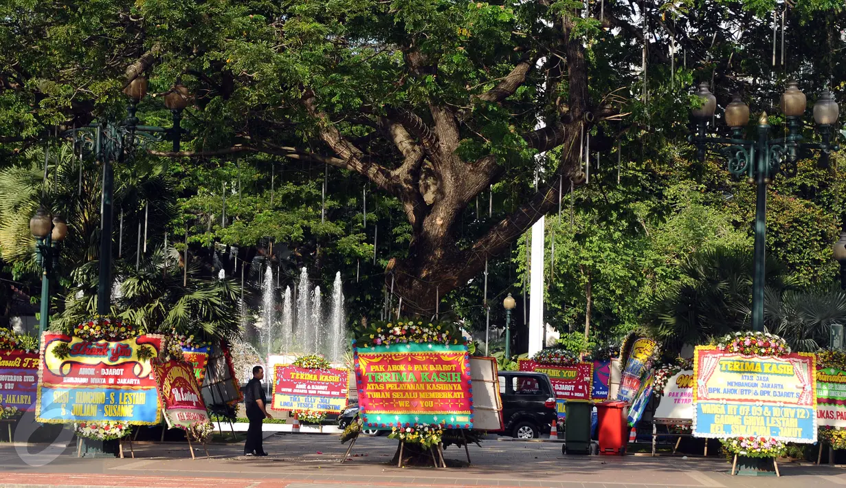 Puluhan karangan bunga untuk Gubernur DKI Jakarta Basuki Tjahaja Purnama dan Wagub Djarot Sjaiful Hidayat berjejer di halaman Balai Kota Jakarta, Selasa (25/4). Karangan bunga ini berisi pernyataan dukungan. (Liputan6.com/Helmi Fithriansyah)   