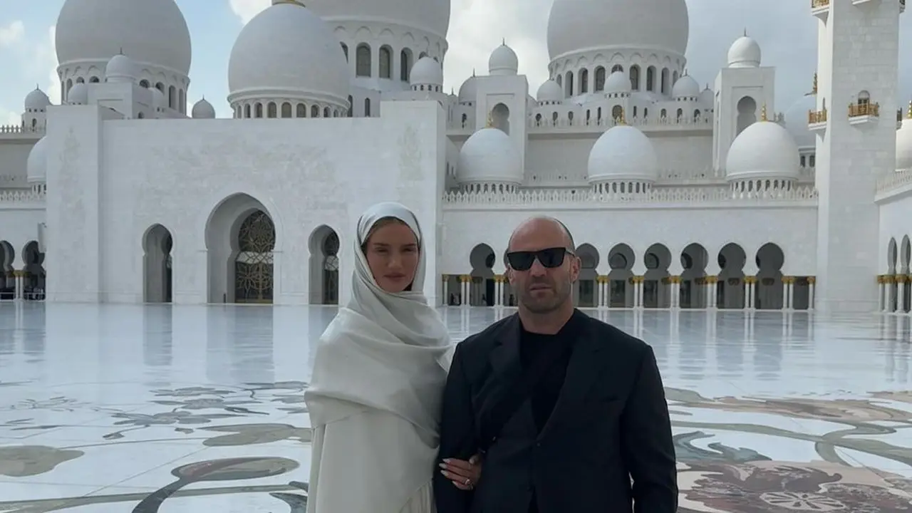 Jason Statham Kunjungi Masjid Syekh Zayed di Abu Dhabi dengan Rosie Huntington-Whiteley. (Instagram/