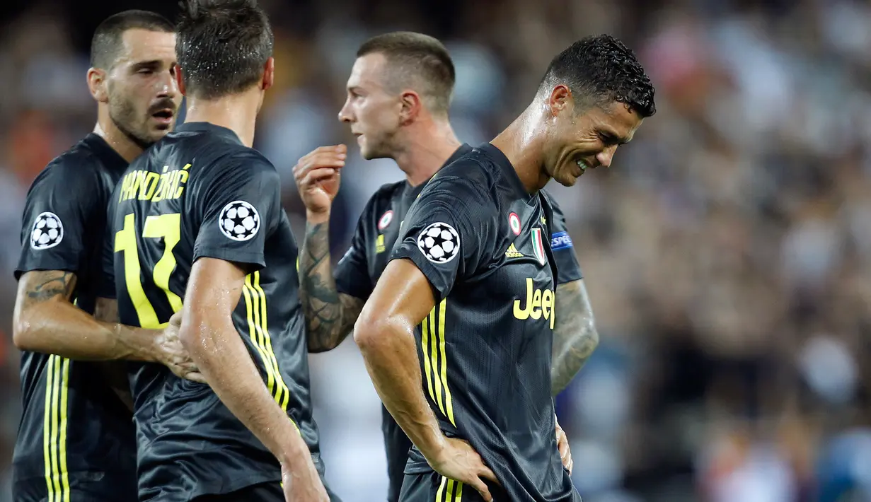 Pemain Juventus, Cristiano Ronaldo bereaksi setelah menerima kartu merah saat melawan Valencia pada matchday pertama Grup H Liga Champions, di Stadion Mestalla, Rabu (19/9). Ronaldo bahkan menitikkan air mata saat meninggalkan lapangan. (AP/Alberto Saiz)