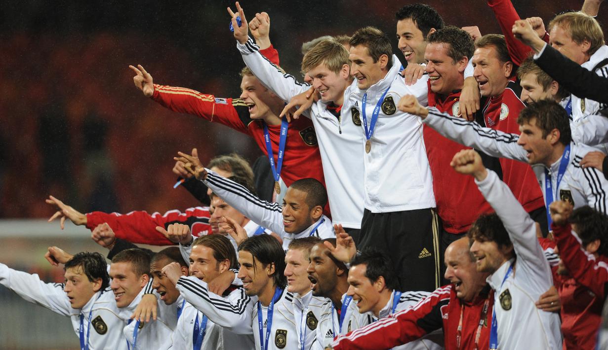 Turnamen berikutnya adalah Piala Dunia 2010 di Afrika Selatan. Joachim Loew berhasil membawa Jerman ke putaran Final. Sial, Lagi-lagi Jerman harus takluk dari Spanyol 0-1 di babak semifinal. Gelar hiburan didapat sebagai peringkat ke-3 usai menang atas Uruguay 3-2. (AFP/Franck Fife)
