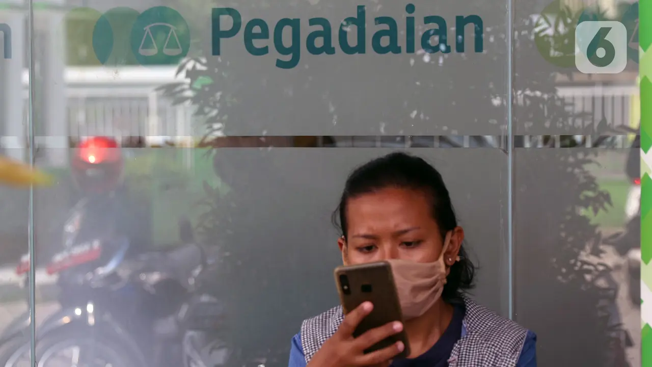 FOTO: Tahun Ajaran Baru, Pegadaian Ramai Diserbu Warga
