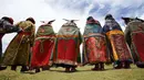 Orang-orang dalam balutan pakaian tradisional Burang terlihat di Wilayah Burang, Prefektur Ali, Daerah Otonom Tibet, China pada 28 Juli 2020. Pakaian tradisional Burang, yang dihiasi dengan emas, perak, mutiara serta perhiasan lainnya, memiliki sejarah lebih dari 1.000 tahun. (Xinhua/Zhan Yan)