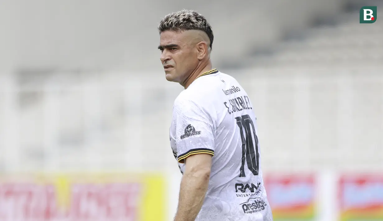 Striker Rans Cilegon FC. Cristian Gonzales, saat melawan Badak Lampung pada laga Liga 2 di Stadion Madya, Jakarta Selasa (23/11/2021). (Bola.com/M Iqbal Ichsan)