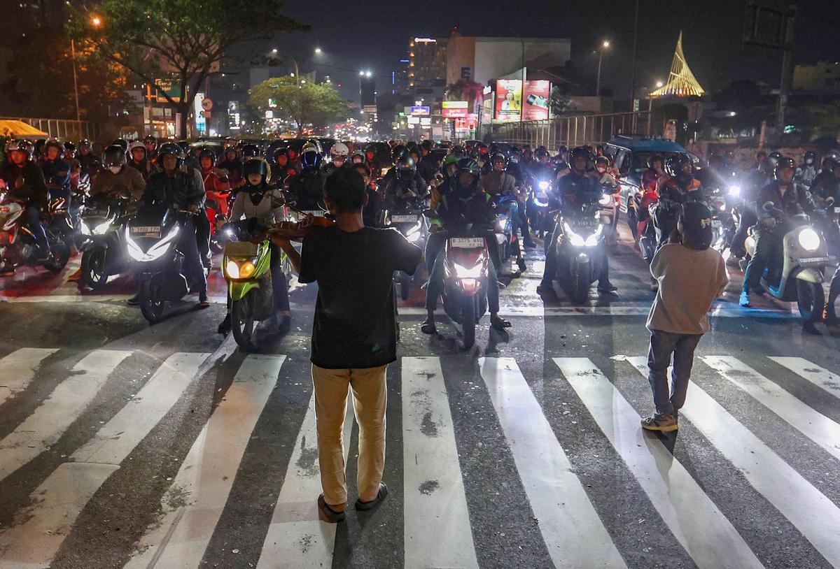 FOTO: Musik di Lampu Merah,  Kisah Kris Si Biola Jalanan dan Polemik Royalti