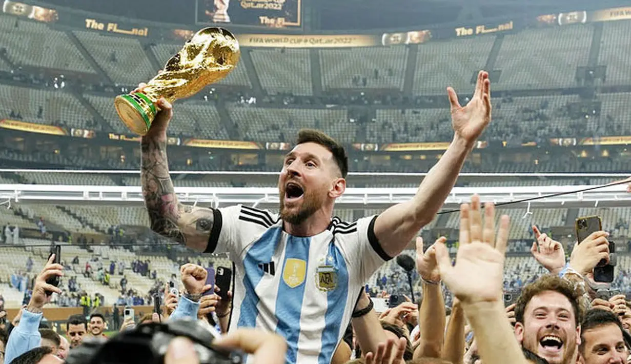 Lionel Messi cs sukses membawa Tim Tango meraih gelar juara Piala Dunia 2022. Guna memeriahkan perayaan tersebut, Pemerintah Argentina sampai menetapkan hari Selasa 20 Desember 2022 sebagai hari libur nasional. (AP Photo/Martin Meissner)