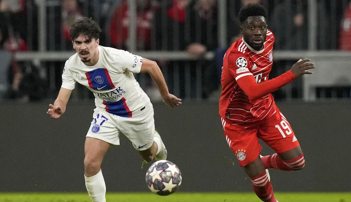 Pemain Paris Saint-Germain, Vitinha (kiri) berebut bola dengan pemain Bayern Munchen, Aphonso Davies pada laga 16 besar Liga Champions 2022/2023 di Allianz Arena, Munchen, Jerman, Kamis (09/03/2023) WIB. Vitinha membuat catatan kurang baik saat PSG kalah 0-2. Ia kalah 10 dari 16 duel, dilewati sebanyak empat kali, salah menempatkan dua bola panjang, dan kehilangan penguasaan bola 10 kali. (AP Photo/Matthias Schrader)