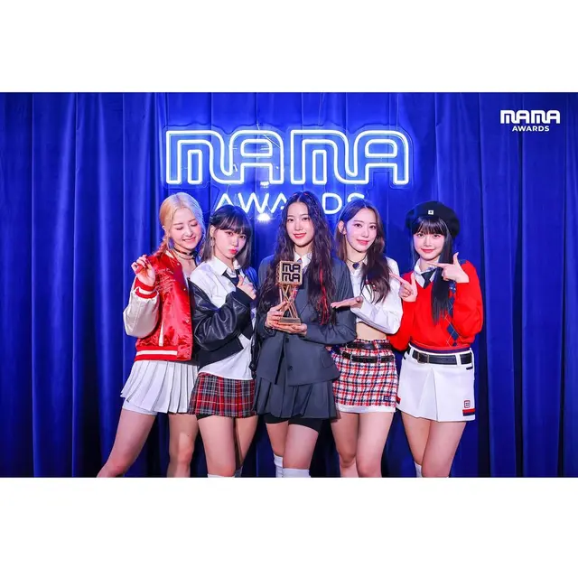 Le Sserafim bawa pulang piala MAMA Awards 2022 Day 1 (Foto: Instagram @mnet_mama)