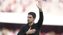 Pelatih Arsenal, Mikel Arteta menyapa suporter pada lanjutan Premier League antara Arsenal vs Newcastle di Emirates, 18 Mei 2025. (AP Photo/Kirsty Wigglesworth)