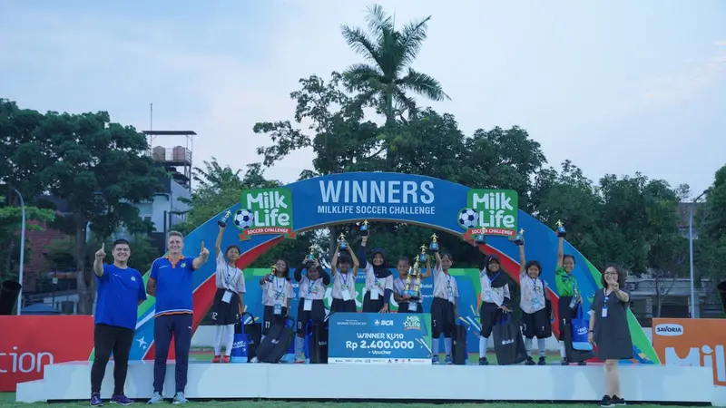 Para juara turnamen sepak bola putri di Surabaya
