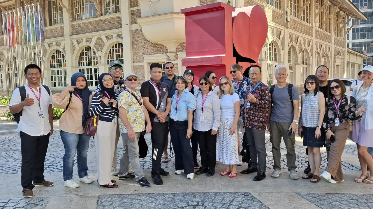 Wisatawan Indonesia di Kompleks Dataran Merdeka, Kuala Lumpur, Malaysia