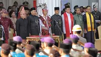 Ketua MPR Zulkifli Hasan bersama sejumlah pejabat negara dan tokoh agama mengikuti upacara Hari Lahir Pancasila di Gedung Pancasila, Jakarta Pusat, Jumat (1/6). (Liputan6.com/Faizal Fanani)