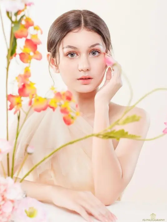 Berpose penuh percaya diri, aktris Zoe Abbas tampil dalam balutan one shoulder dress tulle berwarna cream. (Instagram/fdphotography90).