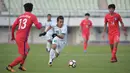 Gelandang Indonesia U-19, Egy Maulana Vikri, berusaha melewati pemain Korea Selatan (Korsel) pada kualifikasi Piala Asia U-19 2018 di Stadion Paju, Sabtu (4/11/2017). Korsel menang 4-0 atas Indonesia. (AFP/Kim Doo-Ho)