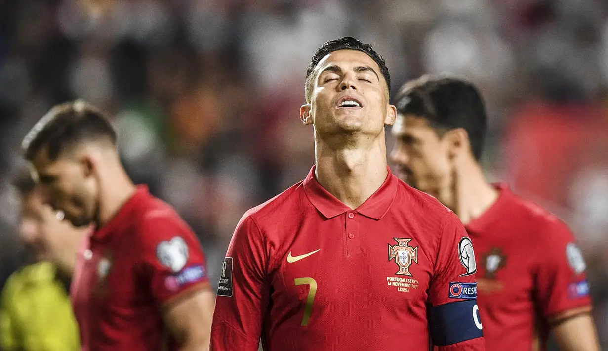 <p>Tim yang dinakhodai Fernando Santos itu harus terseok-seok melalui babak playoff untuk lolos ke Piala Dunia 2022. Meskipun demikian, Timnas Portugal memiliki harga total skuad mencapai 748 juta euro atau setara dengan Rp11,7 miliar. (AFP/Patricia De Melo Moreira)</p>