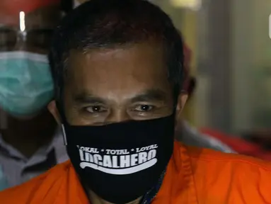 Kepala Bidang Pengadaan dan Pengembangan BKD Kabupaten Subang (2012 -2016), Heri Tantan Sumaryana digiring petugas usai menjalani pemeriksaan, di Gedung KPK Merah Putih, Jakarta, Kamis (10/9/2020). KPK menahan Heri Tantan Sumaryana terkait kasus dugaan gratifikasi. (Liputan6.comHelmi Fithriansyah)