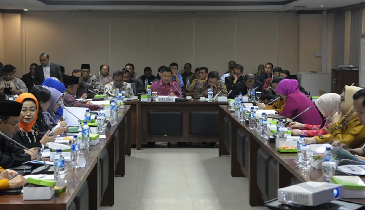 Dalam rapat bersama Kementerian Agama, Komite III DPD RI memberikan apresiasi atas perbaikan penyelenggaraan haji yang telah dilakukan Kementerian Agama RI, Jakarta, Kamis (22/1/2015). (Liputan6.com/Andrian M Tunay)