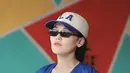 Pada sebuah kesempatan, Ayu tampak mengenakan jersey baseball dan topi, gayanya begitu hip hop.  [Foto: Instagram/ Ayu Ting Ting]