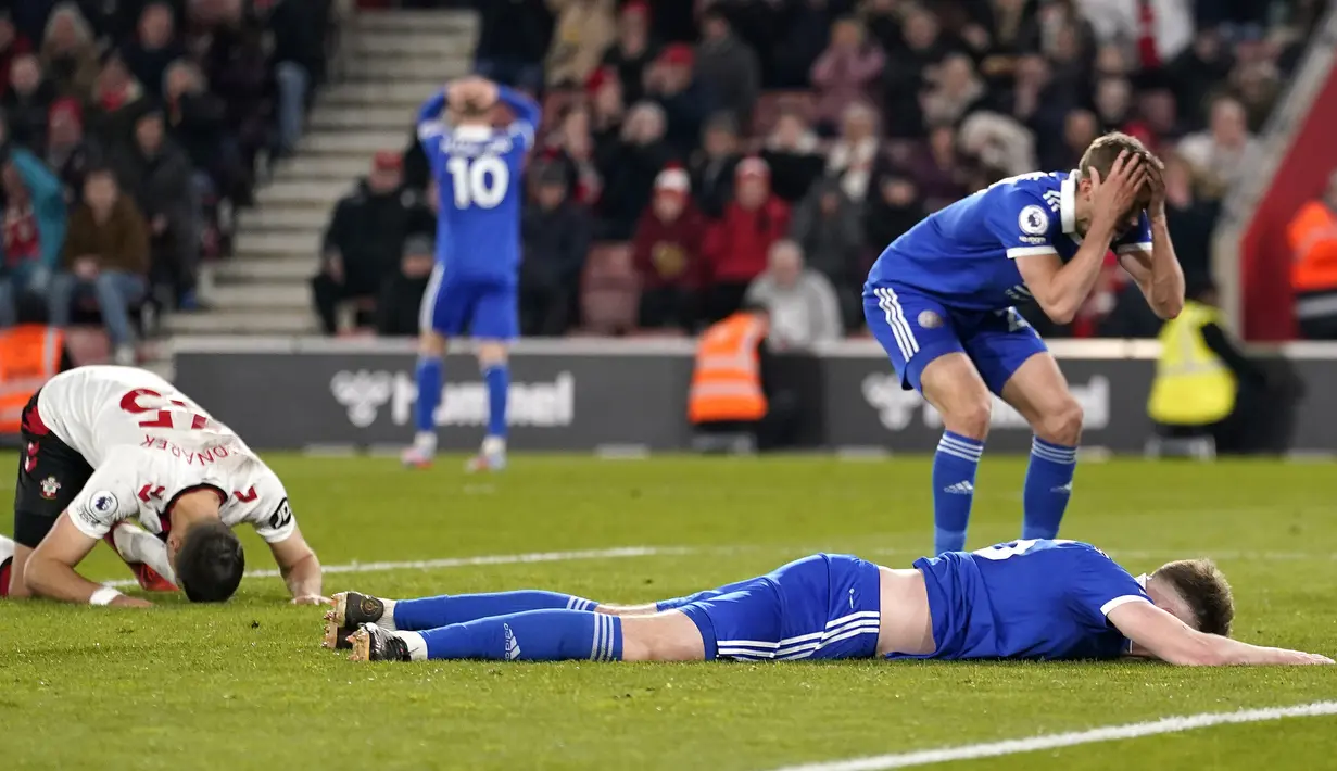 Reaksi bek Leicester City Harry Souttar dan rekan setimnya menyesali kesempatan yang hilang saat melawan Southampton pada pekan ke-26 Liga Premier League Inggris di St. Mary's Stadium, Southampton, Minggu (5/3/2023) dini hari WIB. Leicester keok 0-1 di markas Southampton. (Andrew Matthews/PA via AP)