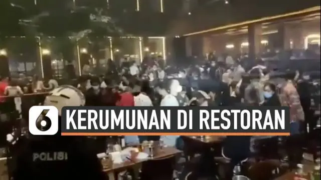 Keramaian di salah satu restoran di daerah kemang Jakarta terekam kamera saat polisi melakukan razia di malam akhir pekan. Kerumunan pun dibubarkan paksa untuk hindari penyebarna covid-19.