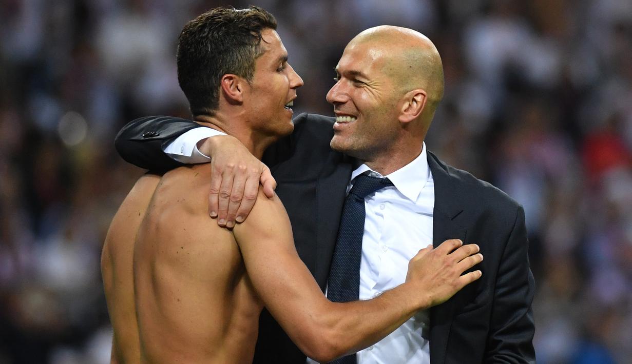 Zidane memeluk Ronaldo usai meraih trofi Liga Champions di San Siro Stadium, Milan, (28/5/2016). Zinedine mundur sebagai pelatih Madrid 31 Mei 2018. (AFP/Gerard Julien)
