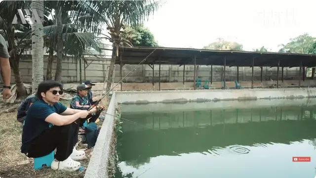 6 Potret Kolam Pemancingan Ikan di Rumah Adul Seluas 1 Hektar, Salurkan Hobi