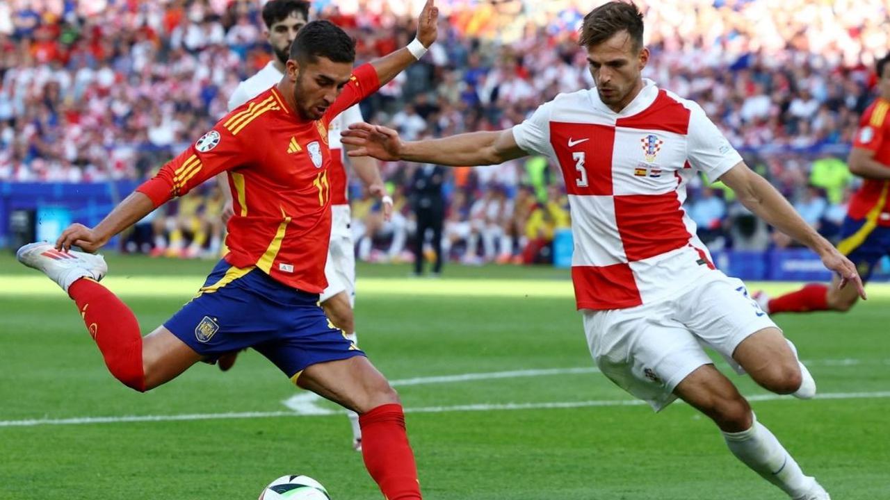 Kroasia mencoba memberikan respon dengan menaikkan tempo serangan, namun Spanyol berhasil memperlebar keunggulan mereka menjadi 3-0 melalui gol Carvajal di masa injury time babak pertama. Foto: REUTERS / Kacper Pempel<br>