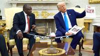 Presiden Donald Trump saat bertemu dengan Presiden Afrika Selatan Cyril Ramaphosa di Ruang Oval, Gedung Putih, Rabu, (21/5/2025). (Dok. AP/Evan Vucci)