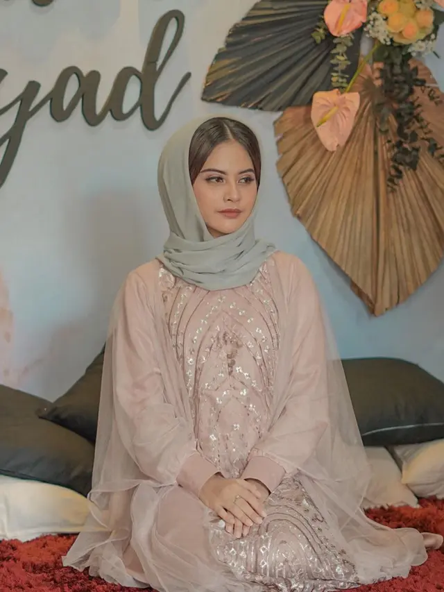 7 Potret Tiwi Eks T2 Gelar Pengajian Jelang Menikah, Tampil Elegan dengan Kerudung