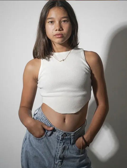 Kiyomi juga tampak menawan dengan denim dan crop top. Ia memanbahkan aksesori pemanis berupa kalung untuk tampil lebih chic dan gaya. [Foto: instagram/ Kiyomi Bachdim]