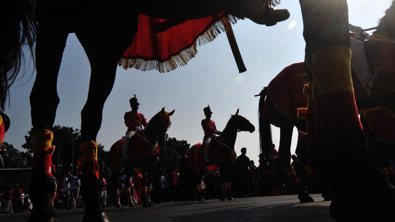 Pasukan berkuda mengawal kirab bendera merah putih dan naskah proklamasi dari Monumen Nasional (Monas) menuju Ibu Kota Nusantara (IKN) saat melewati kawasan Bundaran Patung Kuda, Jakarta, Sabtu (10/8/2024). Kirab yang dilakukan menjelang upacara perayaan 