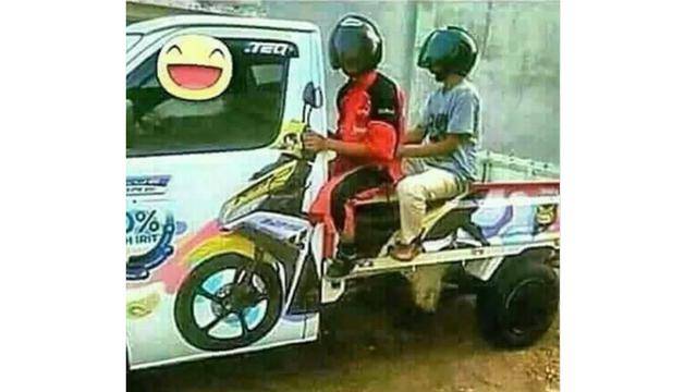 Aksi Nyeleneh Saat Berkendara Ini Cuman Ada di Indonesia