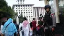 Anggota Brimob bersenjata lengkap berjaga di area Masjid Istiqlal, Jakarta, Rabu (6/7). Pengamanan ketat dilakukan untuk mengantisipasi dan membuat rasa aman jemaah dalam melaksanakan salat Idul Fitri 1437 H. (Liputan6.com/Faizal Fanani)