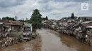 Deretan permukiman warga di bantaran Kali Ciliwung, Manggarai, Jakarta, Rabu (19/2/2020). Penggantian istilah normalisasi menjadi naturalisasi sungai oleh Gubernur DKI Jakarta Anies Baswedan diklaim lebih baik dan tidak merusak ekosistem. (merdeka.com/Iqbal Nugroho)