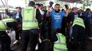 Sejumlah petugas keamanan mememeriksa rombongan pendukung Persib Bandung sebelum laga leg 1 final Championship Series BRI Liga 1 2023/2024 melawan Madura United di Stadion Si Jalak Harupat, Bandung, Minggu (26/05/2024). (Bola.com/Muhammad Iqbal Ichsan)
