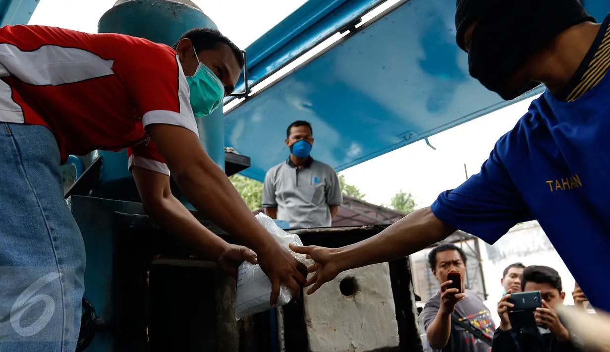 Petugas BNN memasukan barang bukti shabu ke dalam tungku insulator untuk dimusnahkan di Kantor BNN, Jakarta, Kamis (17/9/2015). BNN memusnahkan 7,8 kg sabu dari hasil pengungkapan 4 kasus peredaran narkoba selama bulan Agustus. (Liputan6.com/Yoppy Renato)
