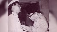 Presiden Pertama RI Sukarno saat melantik Ali Sadikin sebagai Gubernur DKI Jakarta