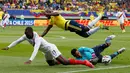 Pemain Kolombia, Pablo Armero (atas) gagal melewati kiper Peru, Pedro Gallese di pertandingan Copa America 2015 di Stadion Municipal Bicentenario, Chili, (22/6/2015). Peru bermain imbang 0-0 atas Kolombia. (REUTERS/Carlos Garcia Rawlins)