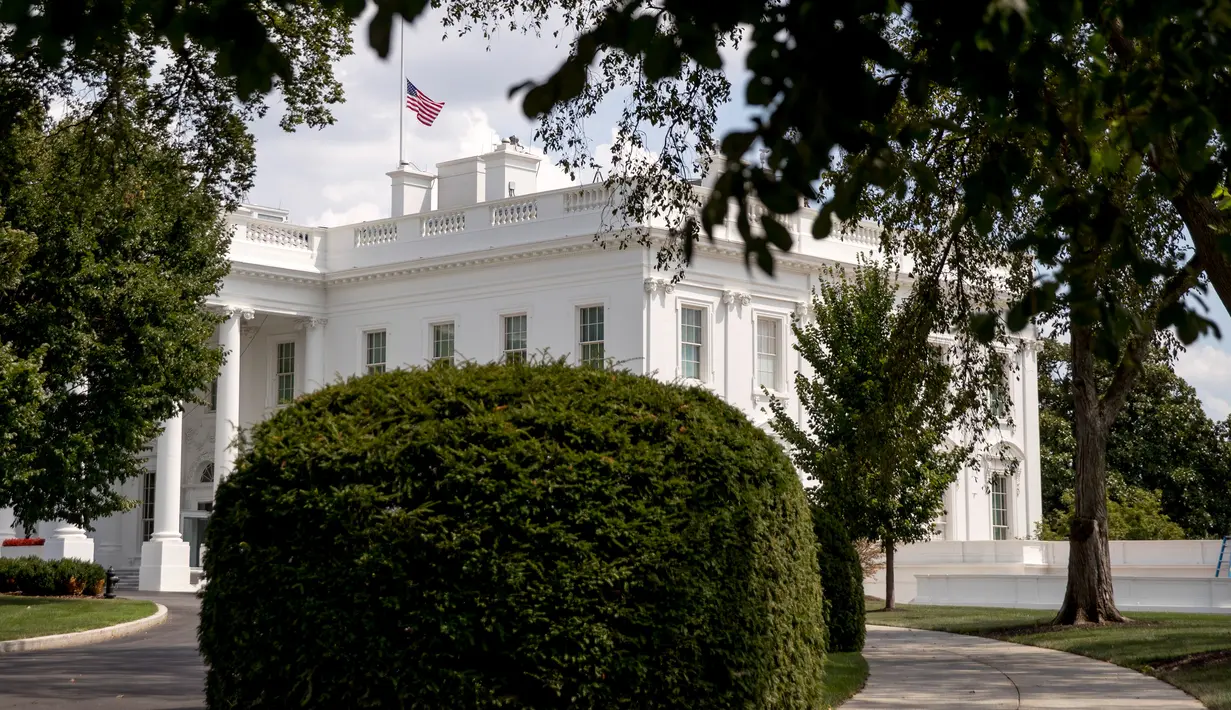 Pemandangan bendera nasional AS yang berkibar setengah tiang di Gedung Putih, Washington DC, Minggu (4/8/2019). Presiden Donald Trump memerintahkan bendera dikibarkan setengah tiang selama lima hari sebagai simbol dukacita atas dua penembakan massal di El Paso, Texas, dan Ohio. (AP/Andrew Harnik)